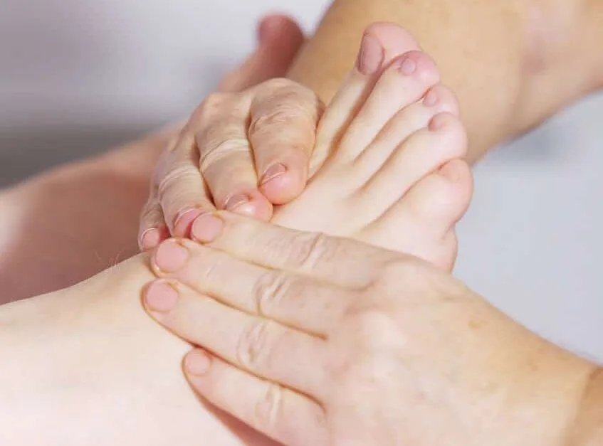 foot massage 2133279 1280 1 e1786722579968 webp